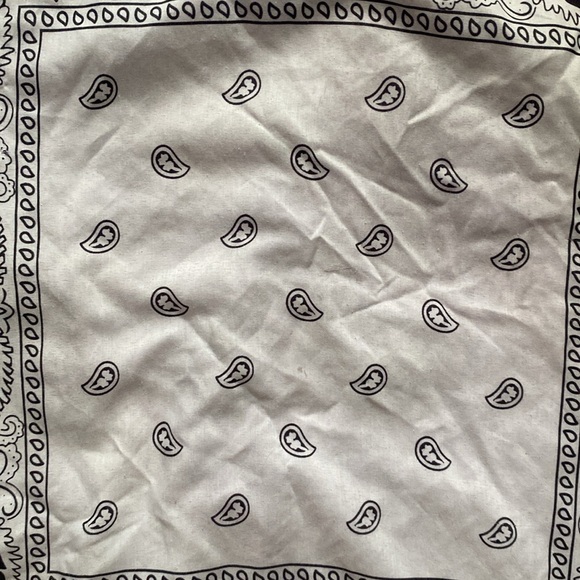 White and black paisley bandana / kerchief - Picture 7 of 17